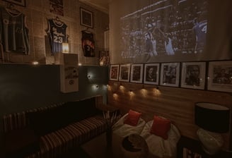 Baseino stiliaus lounge zona Chill Room Vilnius su krepšinio marškinėliais
