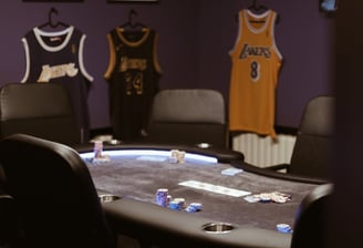 Kazino žaidimų stalas su profesionalia įranga Chill Room Vilniuje