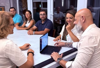 Grupo de trabalho da Gestão do Daniel Arsand sentado ao redor da mesa.