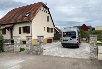 Camionnette devant une maison
