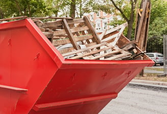 Sperrmüll-Container gefüllt mit alten Holzpaletten