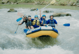 Peserta menikmati serunya rafting di Sungai Elo Magelang dengan pemandangan alam yang hijau