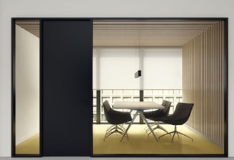 Sala de reuniones moderna con mamparas correderas de cristal y mobiliario minimalista