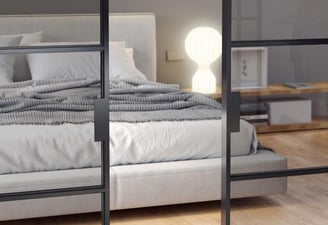 Puerta corredera de cristal en dormitorio moderno con iluminación cálida y diseño minimalista