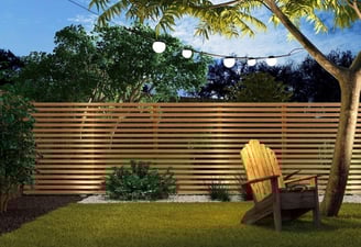 Cerramiento exterior con lamas verticales en madera para jardín residencial con privacidad y diseño natural