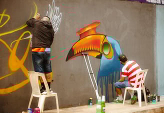 Coletivo de artista criando um mural