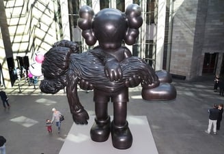 KAWS é um exemplo vivo de como a paixão, combinada com visão estratégica, pode redefinir a arte