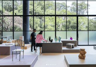 Espaço de design e inovação artística na feira.