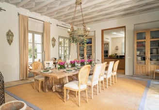Classic dining room with chandelier at Finca Santa Katerina