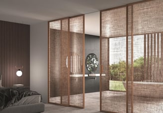 Puertas correderas  con acabado de madera y luz suave en interior moderno y acogedor