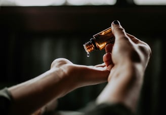 Mains en préparation d'un massage