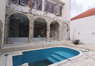 kolam renang garapan dayanapool dengan desain unik dan minimalis
