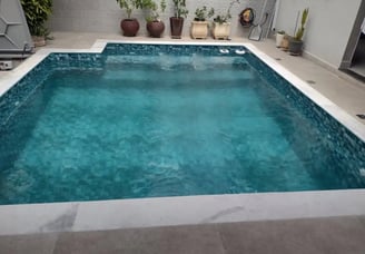 Kolam renang dengan desain elegan di villa