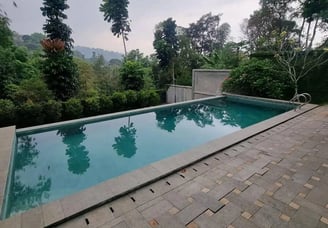 Kolam renang modern yang dibangun oleh Dayanapool