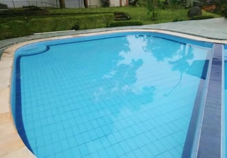 kolam renang berbentuk lingkaran dan minimalis
