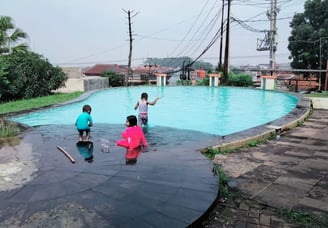 suasana santai di kolam renang dengan keluarga
