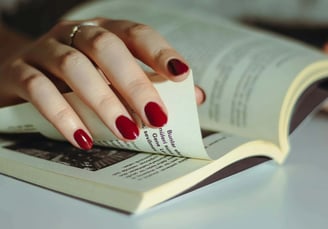 Livro aberto com anotações – Pesquisa como fonte de inspiração criativa.