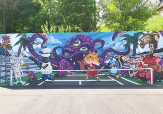 Initiation graff aec activ'Ados sur Lans en Vercors. Thème : la caricature, sur le mur de tennis.
