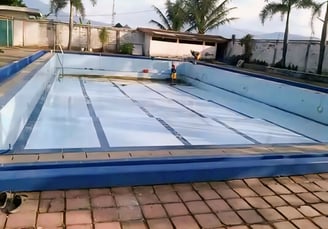 Kolam renang umum Berukuran besar