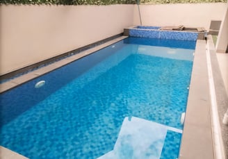 kolam renang dengan desain elegan dan minimalis garapan dayanapool