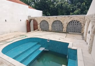 kolam renang minimalis berbentuk perisai