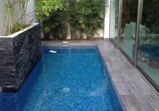 Kolam renang overflow buatan dayanapool dengan finishing mozaik