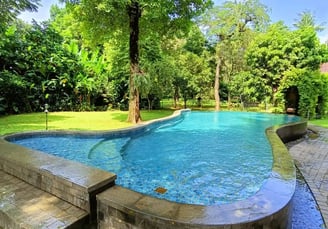 kolam renang dengan latar belakang perbukitan hijau di Bandung