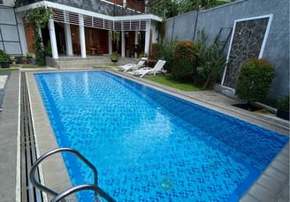 Menyesuaikan Ukuran Kolam Renang dengan Lahan Rumah