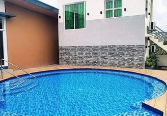 Kolam renang di rumah dan villa