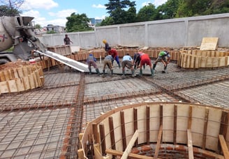 proses pembuatan kolam renang tahap pembesian oleh dayanapool