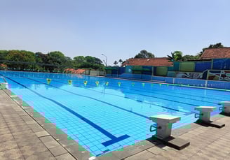 Kolam renang desain elegan dengan ukuran besar