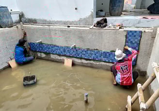 proses pemsangan keramik roman oleh tim dayanapool