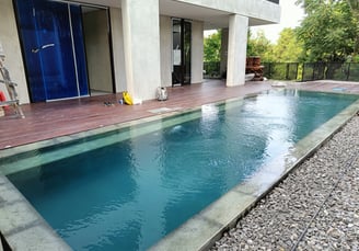 kolam renang Over flow dengan batu alam hijau