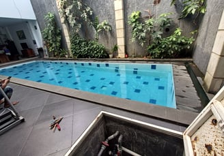 kolam renang dengan keramik roman berwarna biru muda garapan dayanpool