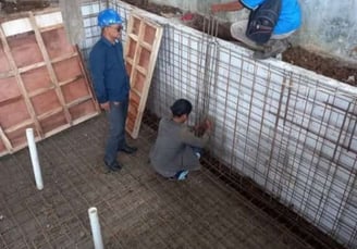 Foto teknisi sedang memeriksa sistem filter kolam renang