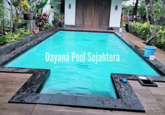 kolam rnang minimalis garapan dayanapool dengan keramik berwarna biru muda