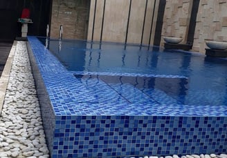 kolam renang over flow yang cantik di halaman belalkang rumah