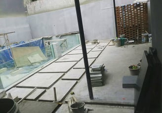 Pembuatan kolam rendam air panas menggunakan kaca di bagian depannya