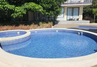 Kolam renang dengan finishing Mozaik dari dayanapool