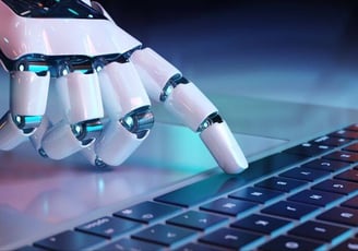 Mão de Robô tocando no teclado