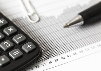 Taschenrechner, Millimeterpapier und Kugelschreiber