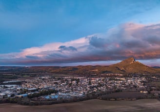 Vue aérienne par drone du Pic Saint-Loup au lever du soleil