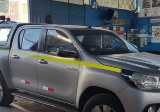 una camioneta plateada estacionada en un taller