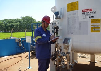 Técnico realizando levantamento de NR13 e manutenção preventiva em um tanque criogênico.