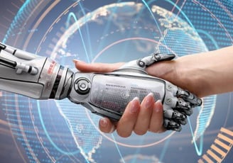 Mão de um robô segurando mão humana, pessoa se aproximando da tecnologia