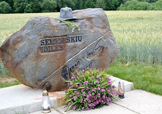 Paminklinis akmuo, skirtas Jonui Mekui ir Semeniškių kaimui įamžinti