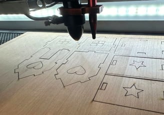 Corte láser de precisión en acrílico y madera - Beta Marketing