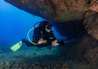 Diver at the house-reef of Madeira Divepoint