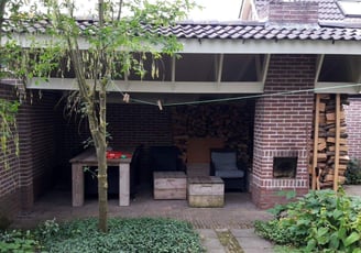 Een terras met kachel