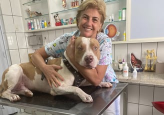 veterinaria e cachorro